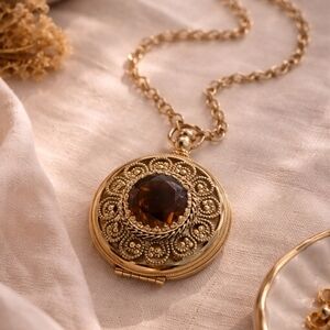Elegant Gold Pendant Necklace